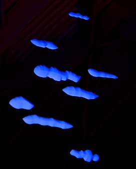 Umgeschichtet, Jahr 2019, Material: Styropor, mineralische Beschichtung, fluoreszierende Farbe und UV-Strahler, Masse: 550 x 490 x 35 cm, Installation im Salzdom der Saline Riburg in Möhlin