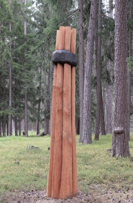 Schattenfluss, Jahr 2020, Material: Lärchenholz und Farbe, Masse: Höhe 280 cm Durchmesser 50 cm, entstanden im Rahmen des Bildhauersymposiums in Sur En/Sent