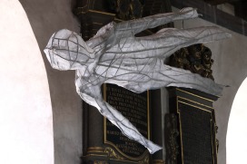 Versehrte Figur dazwischen, Jahr: 2022, Material: Haselstrauch, Gaze, Pigment und Acryl, Länge: 250 cm, Breite 120 cm, entstanden im Rahmen des Kunstprojekts «Sakrale Zeiten?» in der Totenhalle der Leonhardskirche zu Basel