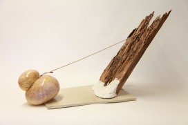 Oh hisse! (2015) Gips, Holz, Schnur, Lithographiestein und Wachs (43x76x30 cm)