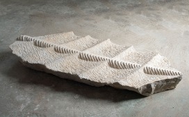 «Fragment lII», 2008, Kalkstein, 190 x 75 x 25 cm