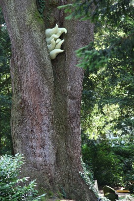 A bout de souffle (2013) Glasfaser, Epoxidharz, Phosphorfarbe und Aluminium (91x50x53cm)