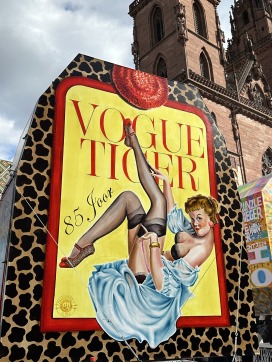 „Tigerfinkli“, Ecoline auf gelatinierte Leinwand, 280 x 140 x 70cm, 2024