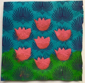 Lotusblüten, Schablone, Öl, Tusche, Geschenkpapier, 12x12, 2019 Foto Nadine Seeger