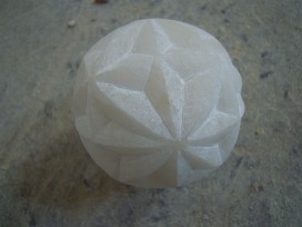 &laquo;8 Strahl Kugel&raquo;, Alabaster, D:6,5 cm, 2004