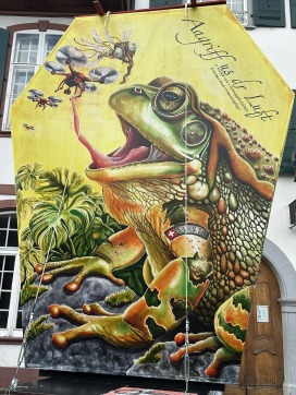 Gniesser „Angriff uus dr Luft“, Ecoline auf gelatinierte Leinwand, 200 x 140 x 70 cm, 2025