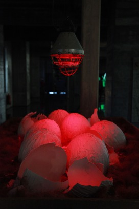 Die Geburt der Betonmöve (2012) Holz, Holzwolle, Gips + Wärmelampen (180x155x240 cm)