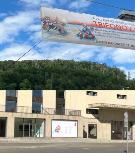 &laquo;Banner Salzburger Festspiele Pfingesten&raquo; Plakat Front Haus f&uuml;r Mozart 2024 &ndash; Acryl auf Papier, digital geplottet