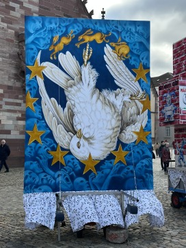 Verschnuuffer „Sie wänn jo numme spiile“, Ecoline auf gelatinierte Leinwand, 380 x 200 x 60 cm, 2026