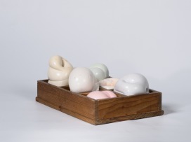 Weirdos | 2023 | H:13 B:29 T:20 | Gips, Holz und Pigmente