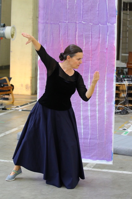 Performance in der Installation Les Enfants du Paradis, 2020, Foto Jean-Piero Addor